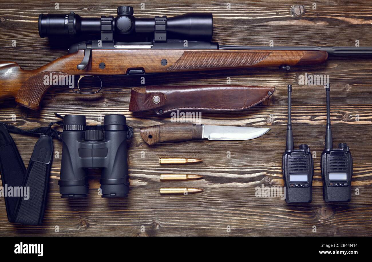 Fucile da caccia e munizioni su uno sfondo di legno scuro. Vista dall'alto., fucile da caccia e munizioni su uno sfondo di legno scuro. Vista dall'alto. Foto Stock