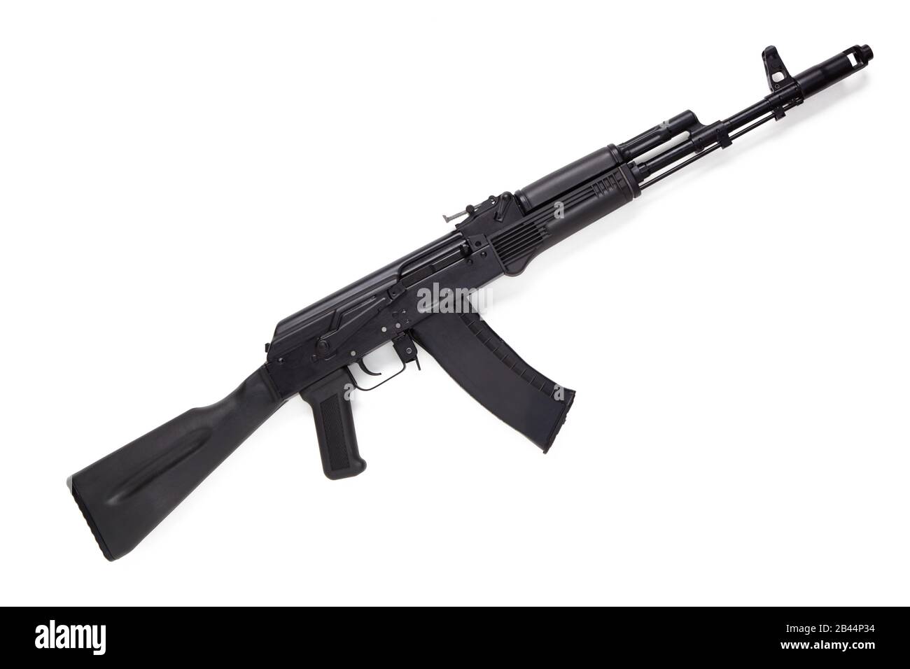 Moderno fucile d'assalto Kalashnikov isolato su sfondo bianco. Foto Stock