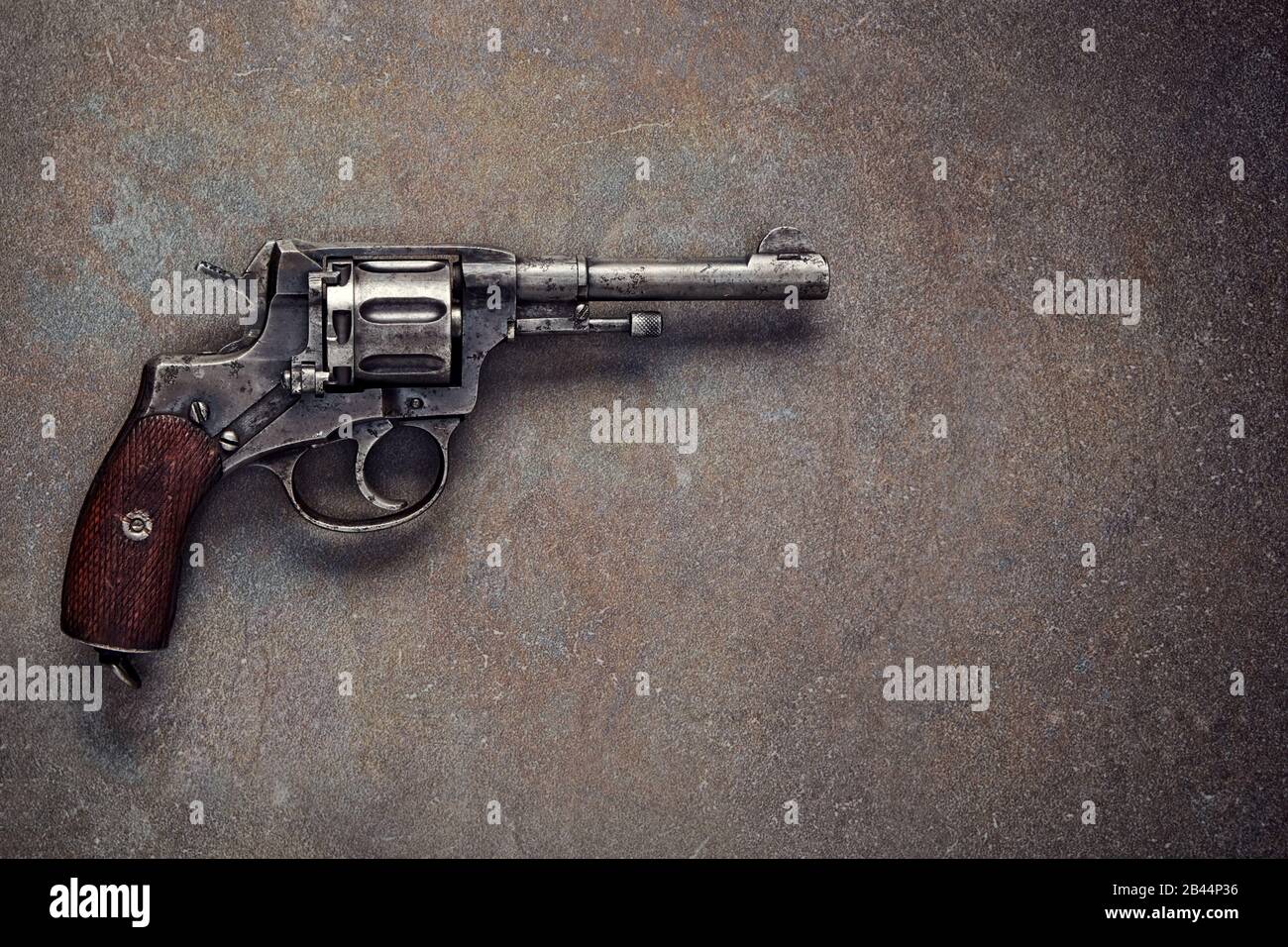 Vecchio revolver su sfondo scuro vintage. Foto Stock