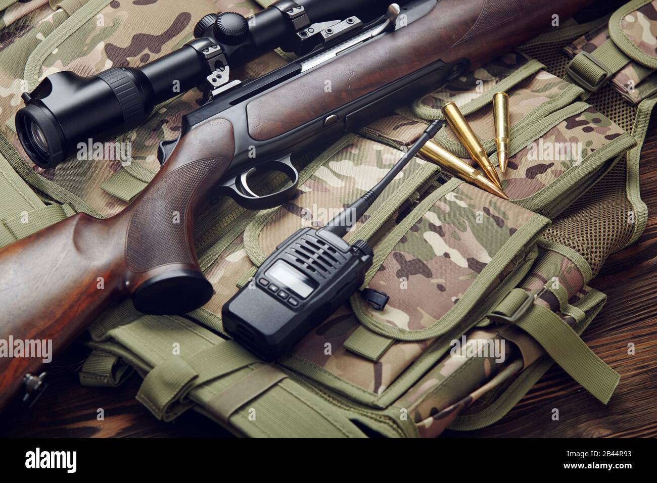 Fucile da caccia con ottica e attrezzatura., fucile da caccia con ottica e attrezzatura. Foto Stock