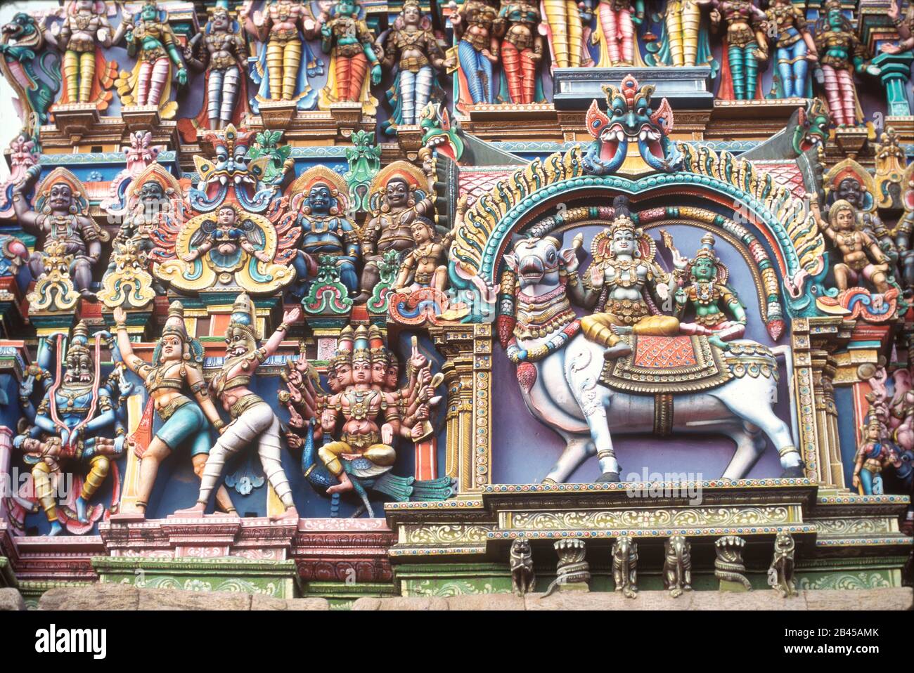 Figure di stucco scolpite sul Tempio di Sri Meenakshi, Madurai, Tamil Nadu, India, Asia Foto Stock