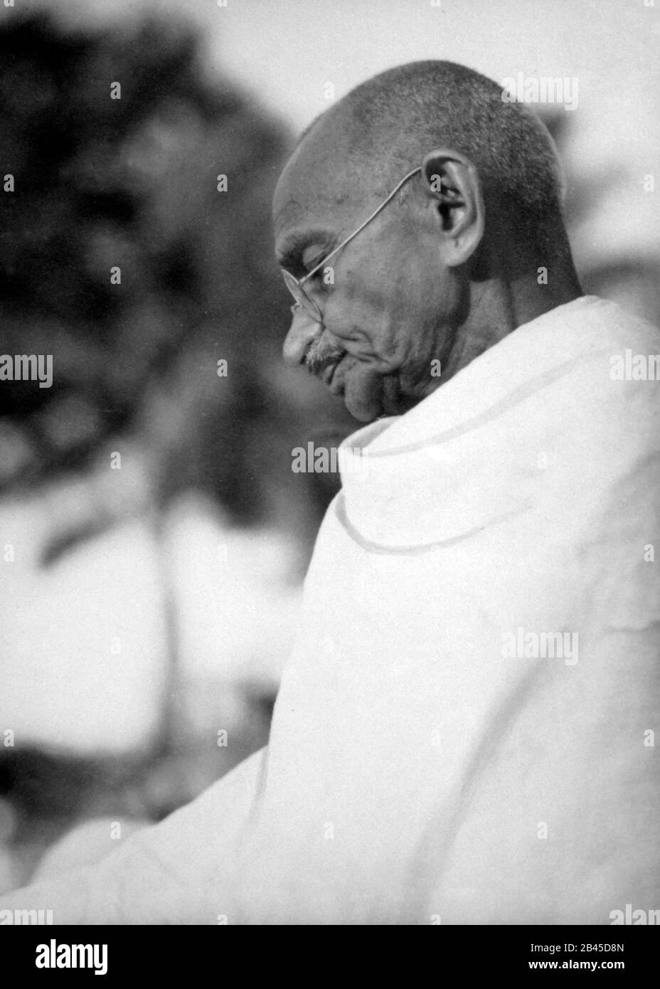 Mahatma Gandhi in preghiera, incontro di preghiera, India, Asia, 1940, vecchio quadro del 1900 Foto Stock