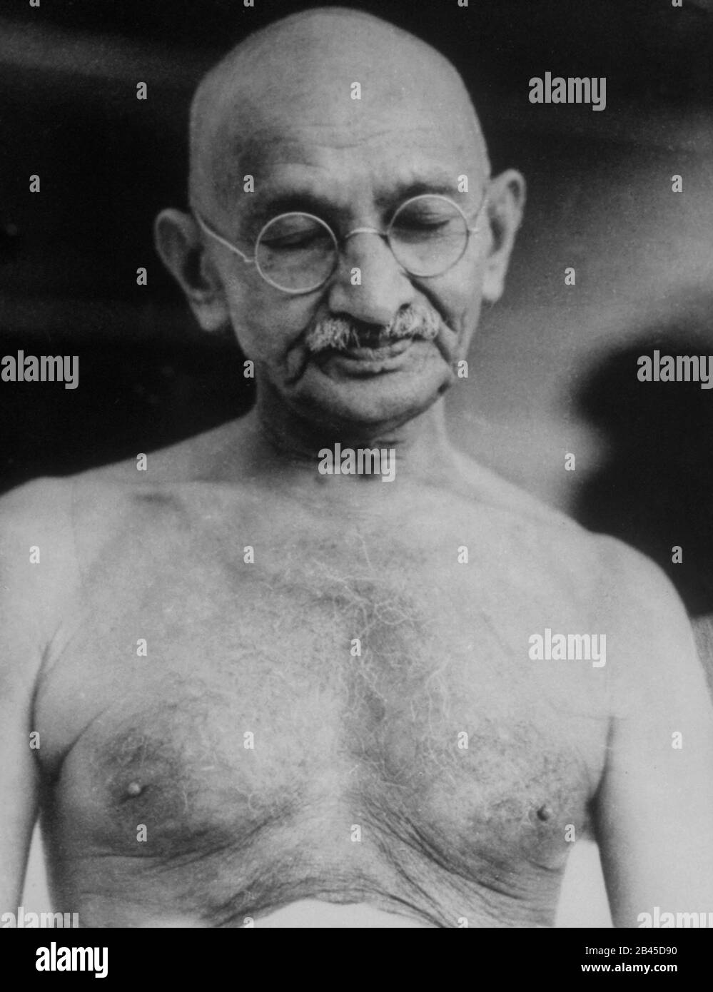 Mahatma Gandhi in preghiera, occhi chiusi, India, Asia, anni '30, vecchia immagine del 1900 Foto Stock