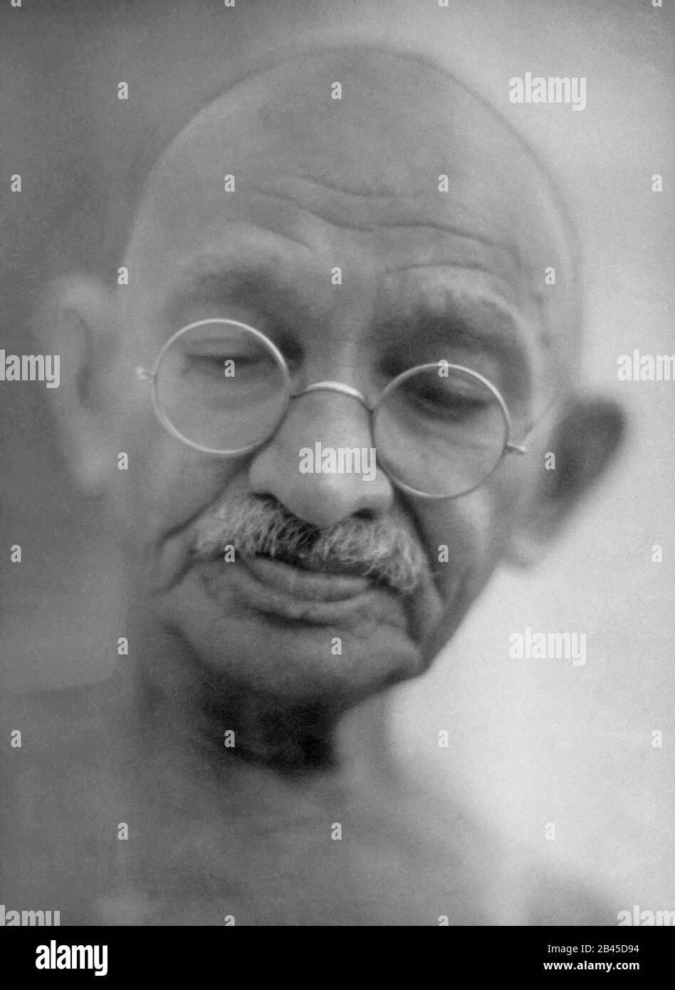 Mahatma Gandhi in preghiera, occhi chiusi, India, Asia, anni '40, vecchia immagine del 1900 Foto Stock