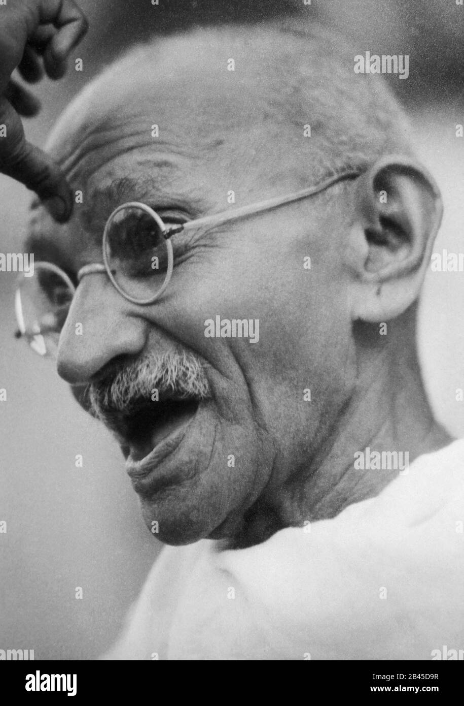 Mahatma Gandhi applicando tilak, India, Asia, 1940, vecchio quadro del 1900 d'annata Foto Stock