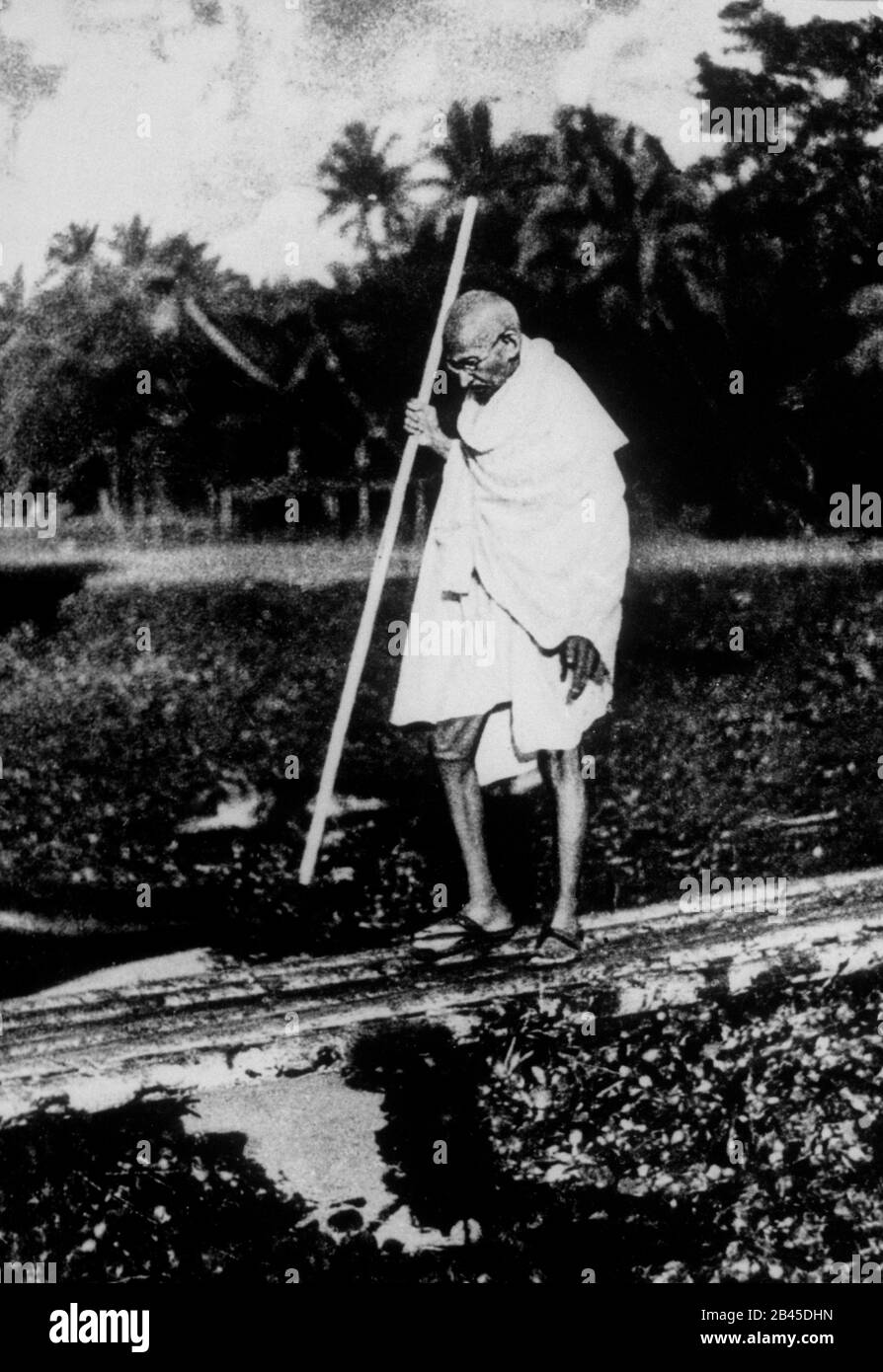 Mahatma Gandhi a piedi a Noakhali, Bengala Occidentale, India, Asia, 1946, vecchia immagine del 1900 Foto Stock