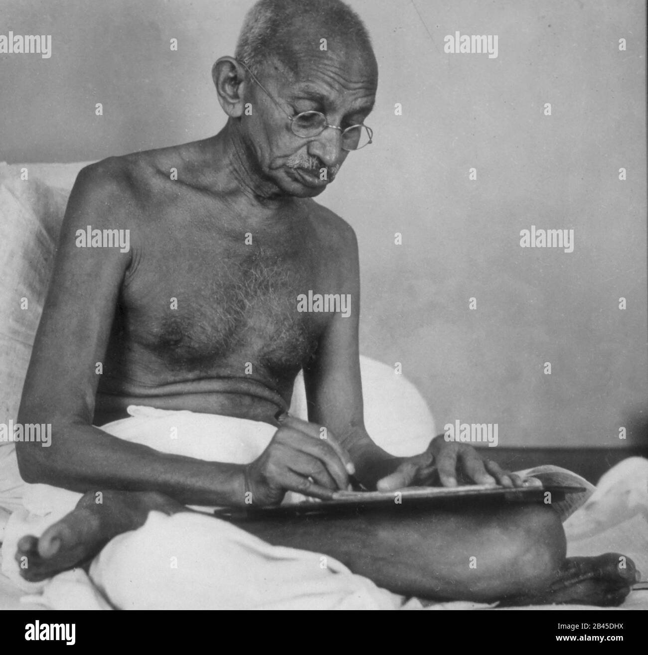 Mahatma Gandhi Writing, India, Asia, 1940, vecchia immagine del 1900 Foto Stock