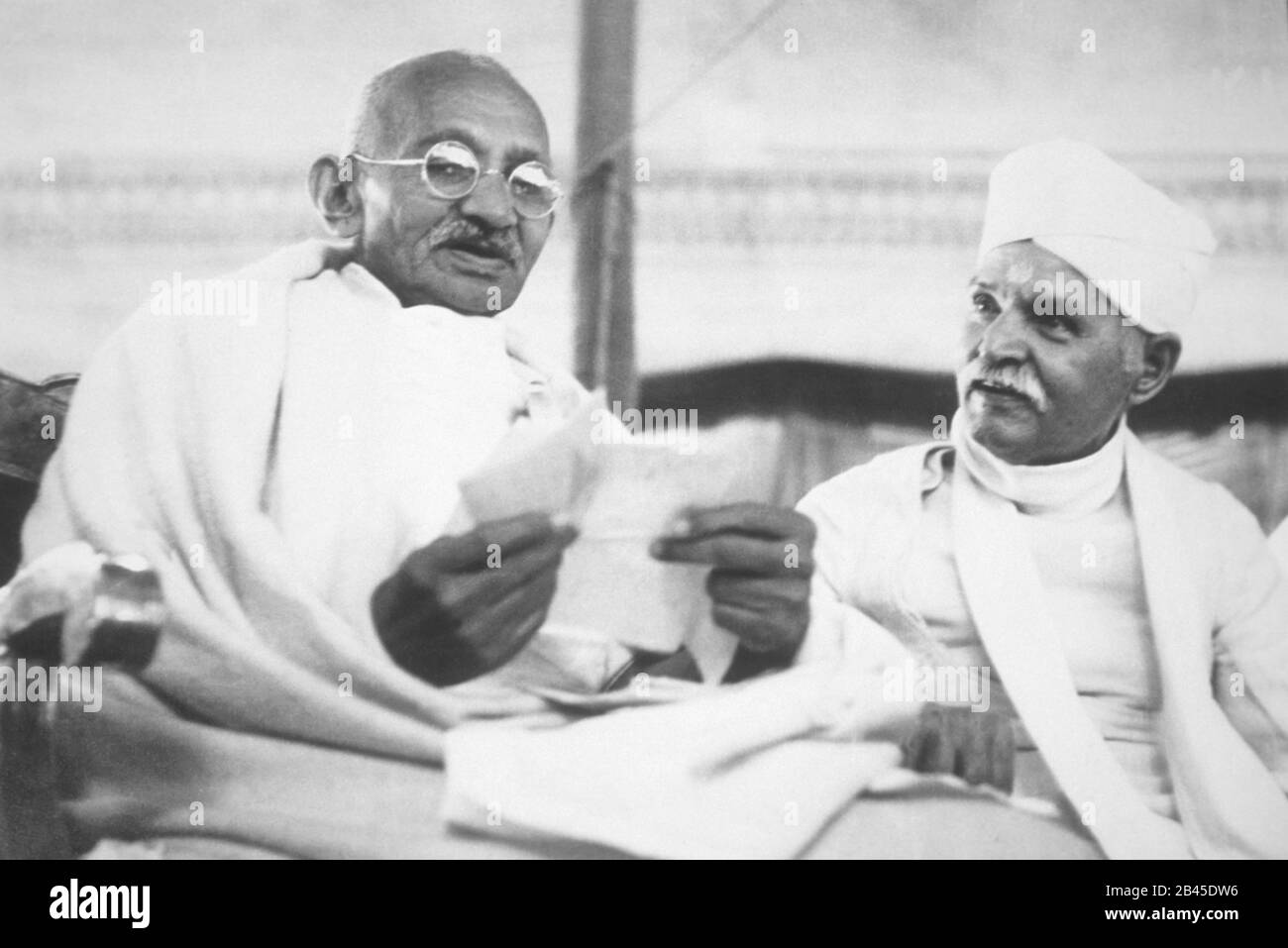 Mahatma Gandhi con Pandit Madan Mohan Malaviya, India, Asia, 1942, vecchia immagine del 1900 Foto Stock