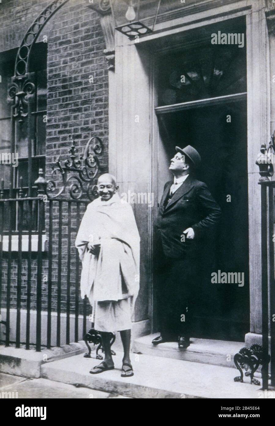 Mahatma Gandhi in piedi a 10 Downing Street, numero 10, Londra, Inghilterra, Regno Unito, Regno Unito, 1931, vecchia immagine del 1900 Foto Stock