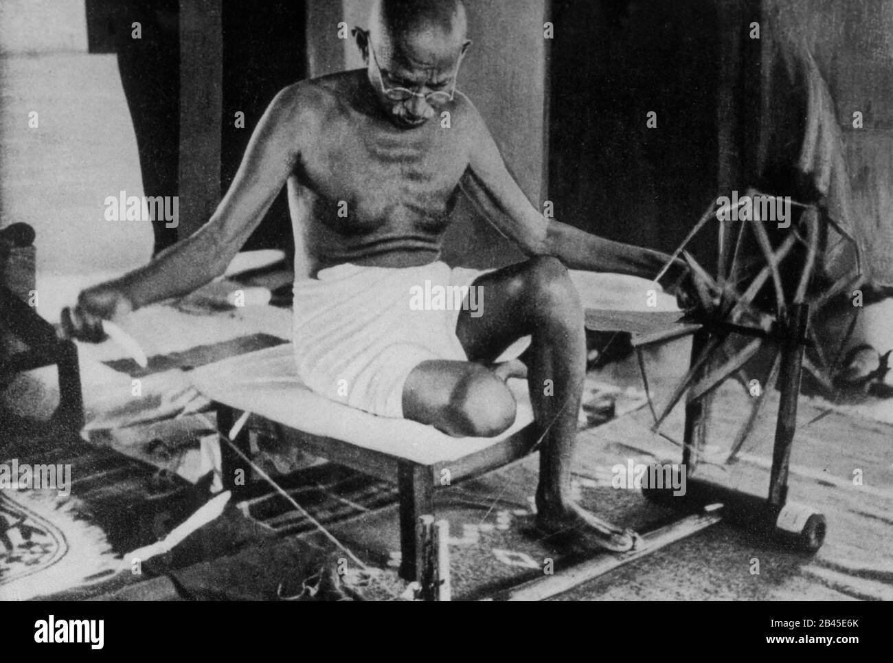 Mahatma Gandhi lavorando su ruota filante charkha, India, Asia, 1946, vecchia immagine del 1900 Foto Stock
