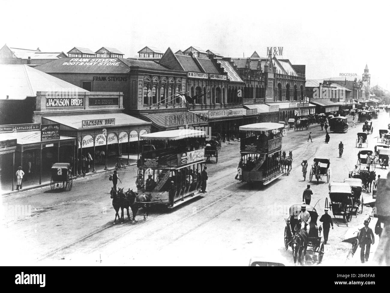Tram e carrozza trainata da cavalli, West Street, Durban, KwaZulu Natal, Sudafrica, 1895, vecchia immagine d'annata 1800s Foto Stock