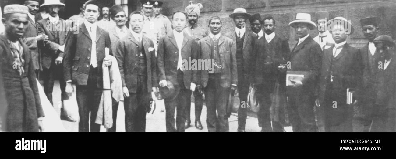 Mahatma Gandhi resiste passive leader cinesi liberati da Johannesburg Fort Prison, Sud Africa, gennaio 1908, vecchia immagine del 1900 Foto Stock