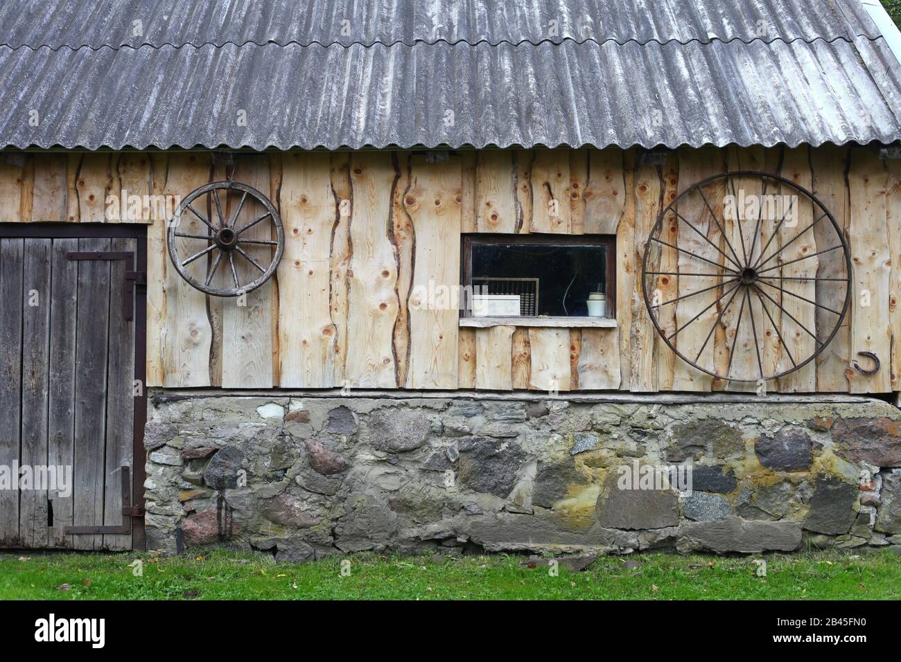 Vecchia casa di legno in foresta nebbiosa. Tradizionale paese antico in Estonia. Natura immagine concettuale. Foto Stock