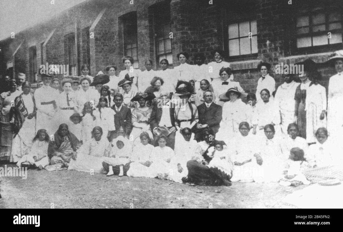 Mahatma Gandhi centro sinistra durante una funzione di donne bazaar, Johannesburg, Sudafrica, 1910, vecchia immagine del 1900 Foto Stock