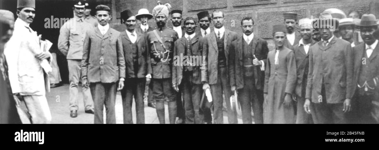 Resistori passivi, leader cinesi, Mahatma Gandhi (seconda a sinistra) altri che vengono rilasciati da Johannesburg Fort Prison, Sud Africa, gennaio 1908, vecchia immagine vintage 1900s Foto Stock