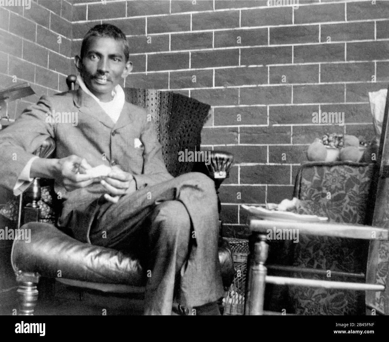 Mahatma Gandhi si è riattivato dopo essere stato aggredito il 10 febbraio 1908, Johannesburg, Sud Africa, 1908, vecchia immagine del 1900 Foto Stock