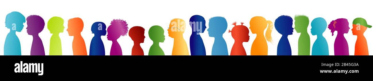 Gruppo di silhouette di bambini con profilo colorato. Comunicazione tra bambini multietnici. I bambini parlano Foto Stock