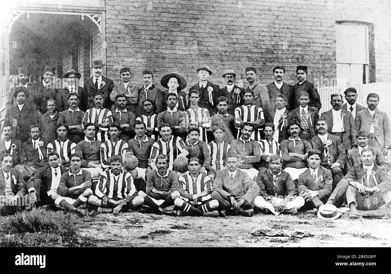 Mahatma Gandhi, in piedi alla sesta fila da sinistra con la segretaria Sonia Schlesin con Passive Resisters Soccer Club, Johannesburg, Sud Africa, 1913, vecchia immagine del 1900 Foto Stock