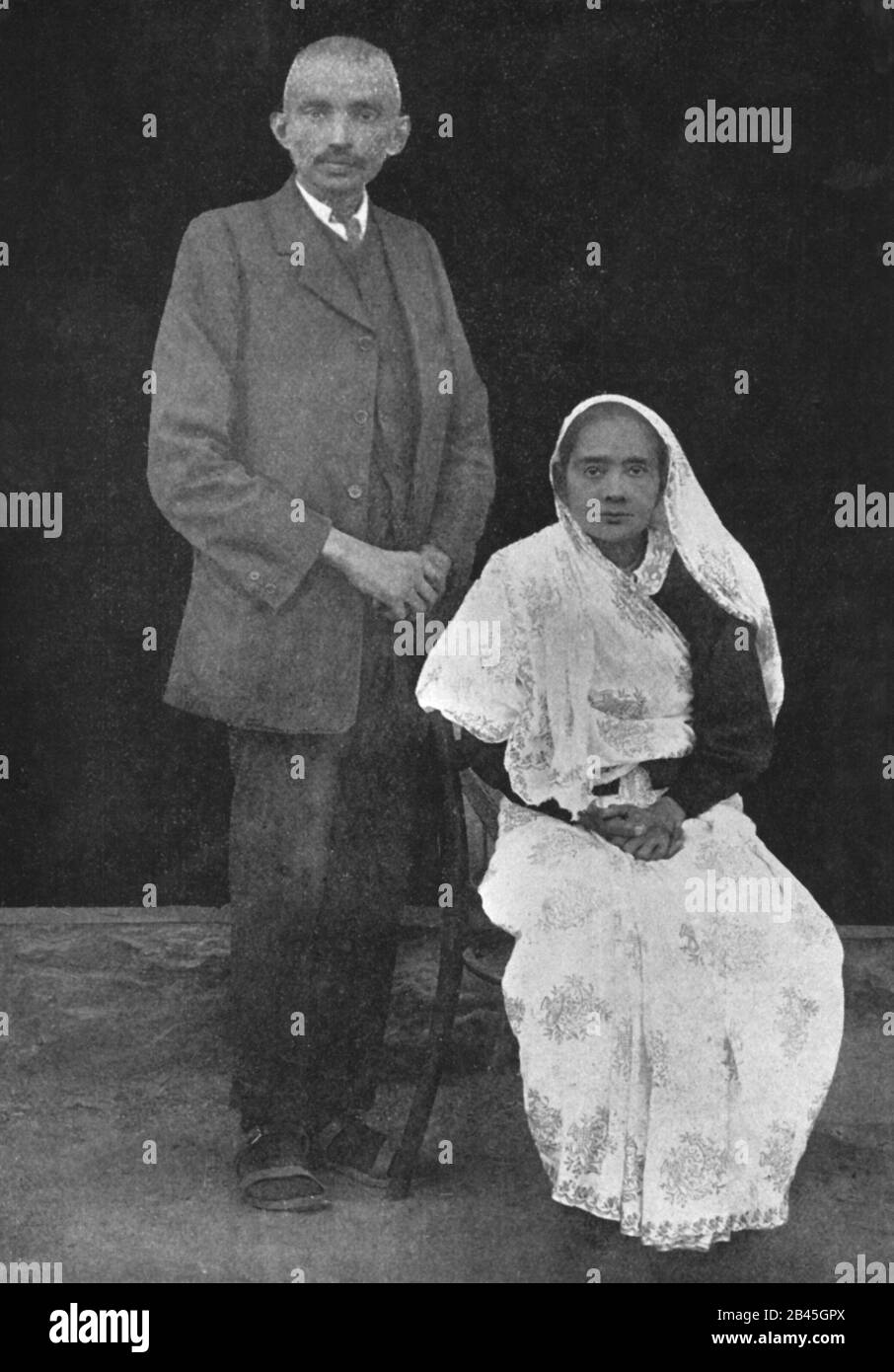 Mahatma Gandhi e Kasturba Gandhi a Johannesburg, Sud Africa, prima della partenza per l'Inghilterra, luglio 1914, vecchia immagine del 1900 Foto Stock