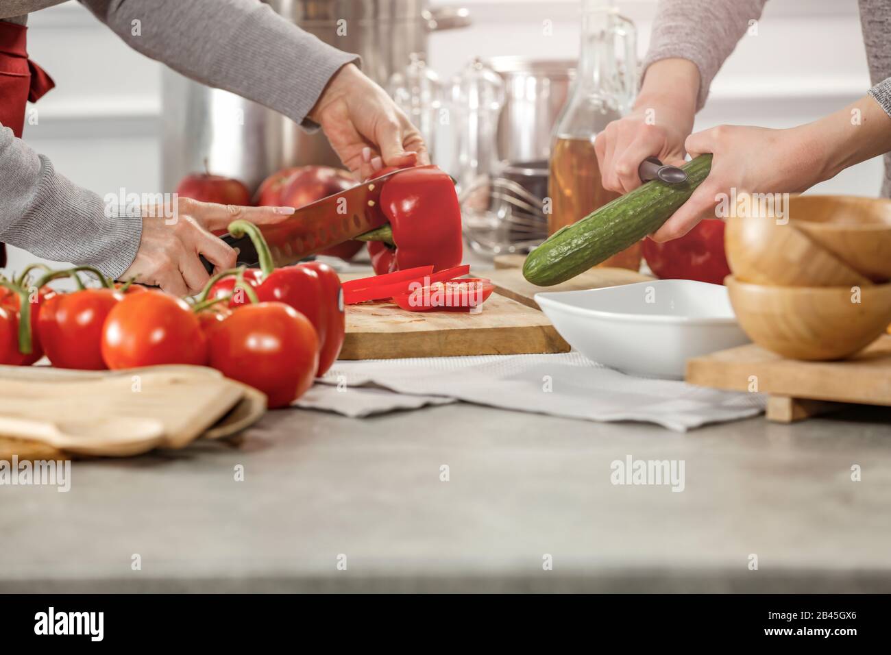 Cucina, cottura e preparazione di pasti e piatti in cucina. Tavolo con utensili da cucina e attrezzature e prodotti alimentari. Foto Stock