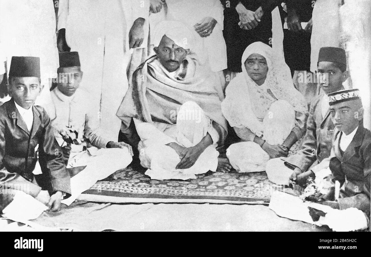 Mahatma Gandhi e Kasturba Gandhi con i bambini, India, 1918, vecchia immagine del 1900 Foto Stock