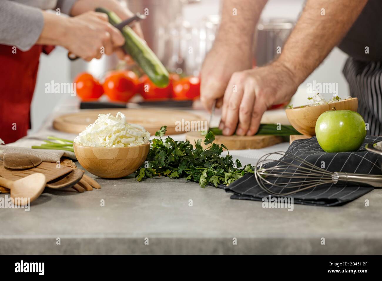 Cucina, cottura e preparazione di pasti e piatti in cucina. Tavolo con utensili da cucina e attrezzature e prodotti alimentari. Foto Stock