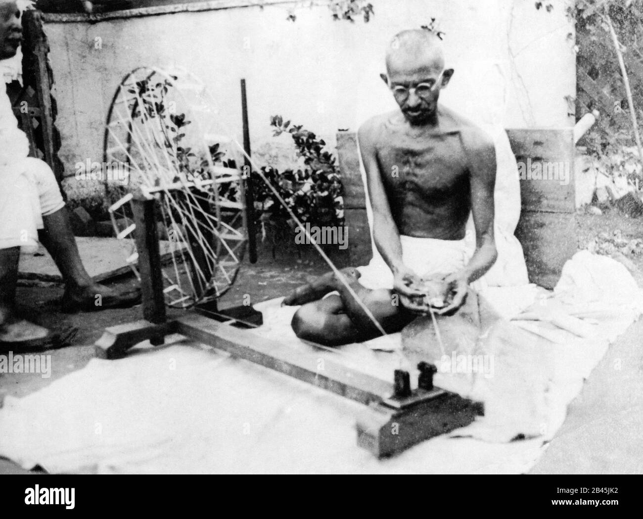 Mahatma Gandhi al volante di un carkha e filo che gira a Sabarmati Ashram, Ahmedabad, Gujarat, India, Asia, 1925, vecchia foto d'epoca del 1900 Foto Stock