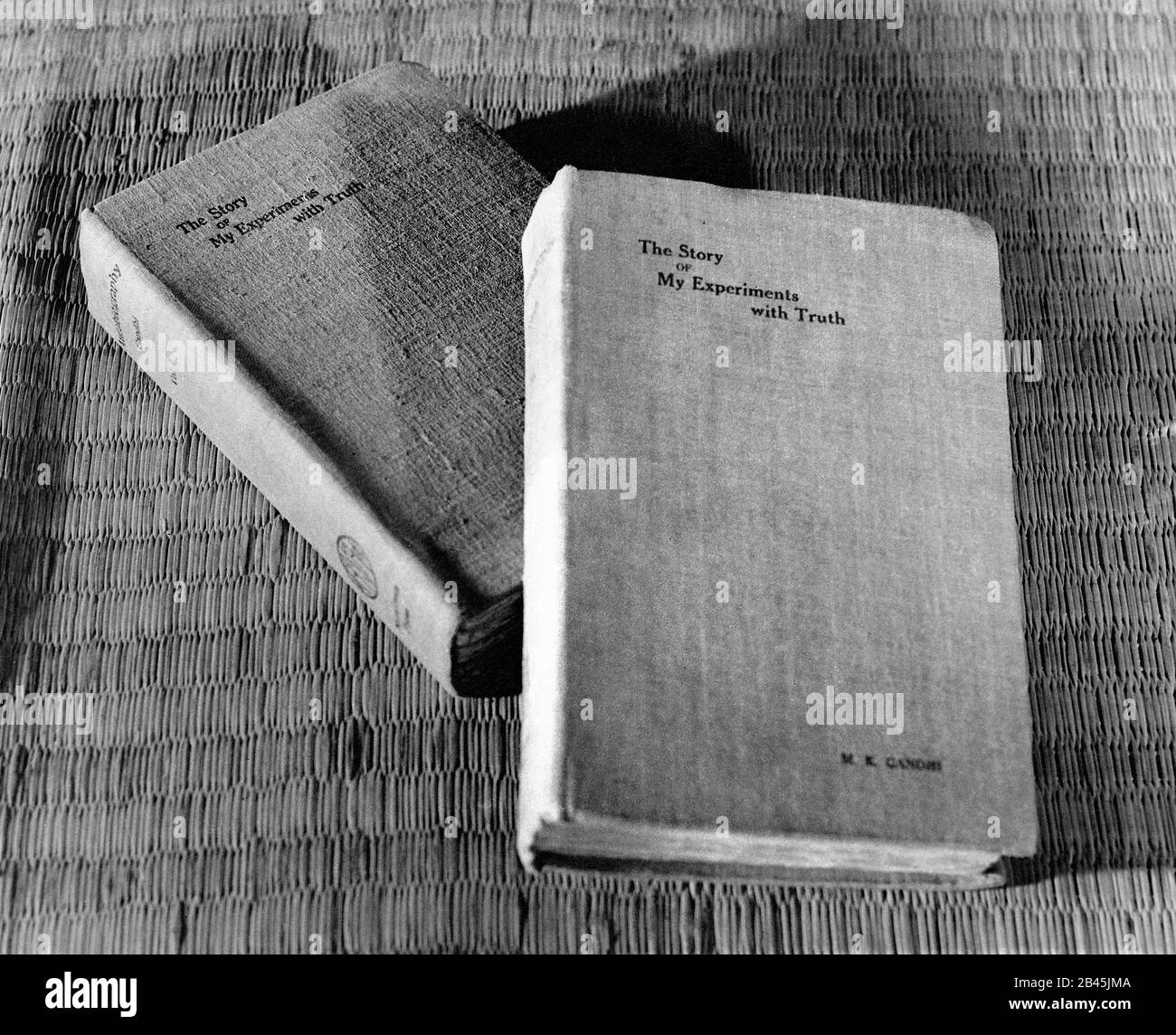 Mahatma Gandhi libro The Story of My Experiments with Truth, pubblicato in due volumi, 1927, India, vecchia immagine del 1900 Foto Stock