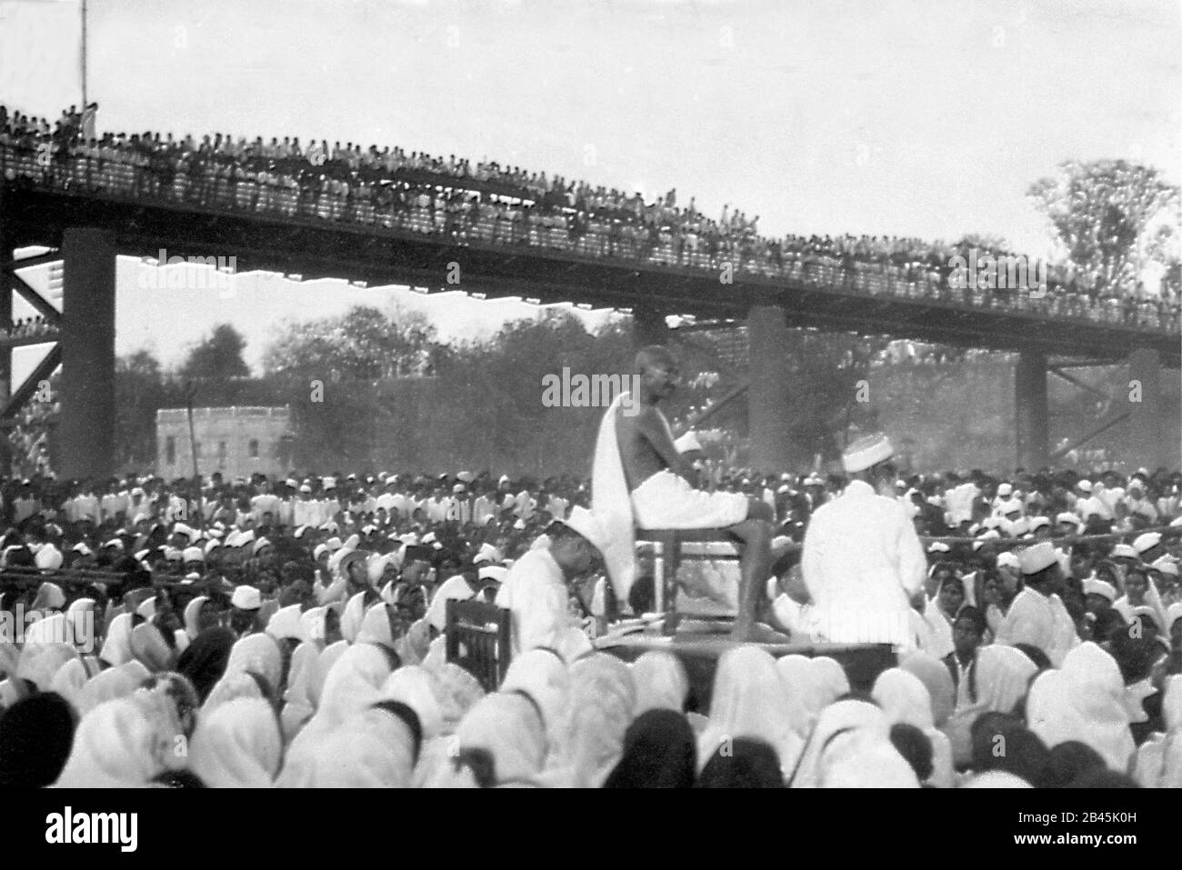 Mahatma Gandhi che ha tenuto un discorso alla folla nel letto secco del fiume Sabarmati, Ahmedabad, Gujarat, India, Asia, Marzo 11, 1931, vecchia immagine d'annata 1900s Foto Stock