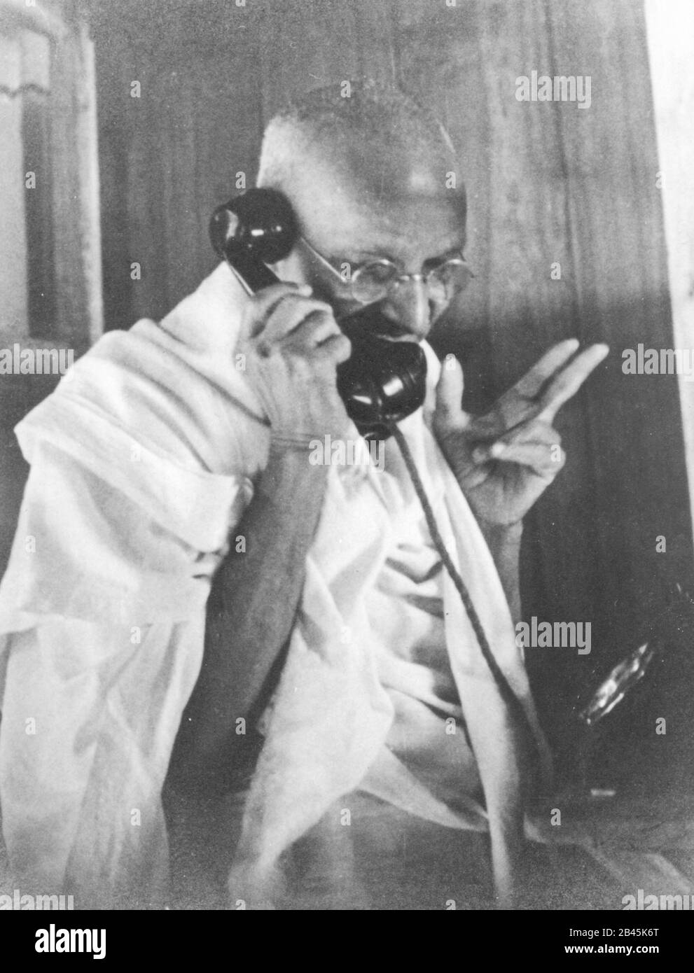 Mahatma Gandhi che parla al telefono, India, 1940, vecchia immagine del 1900 vintage Foto Stock