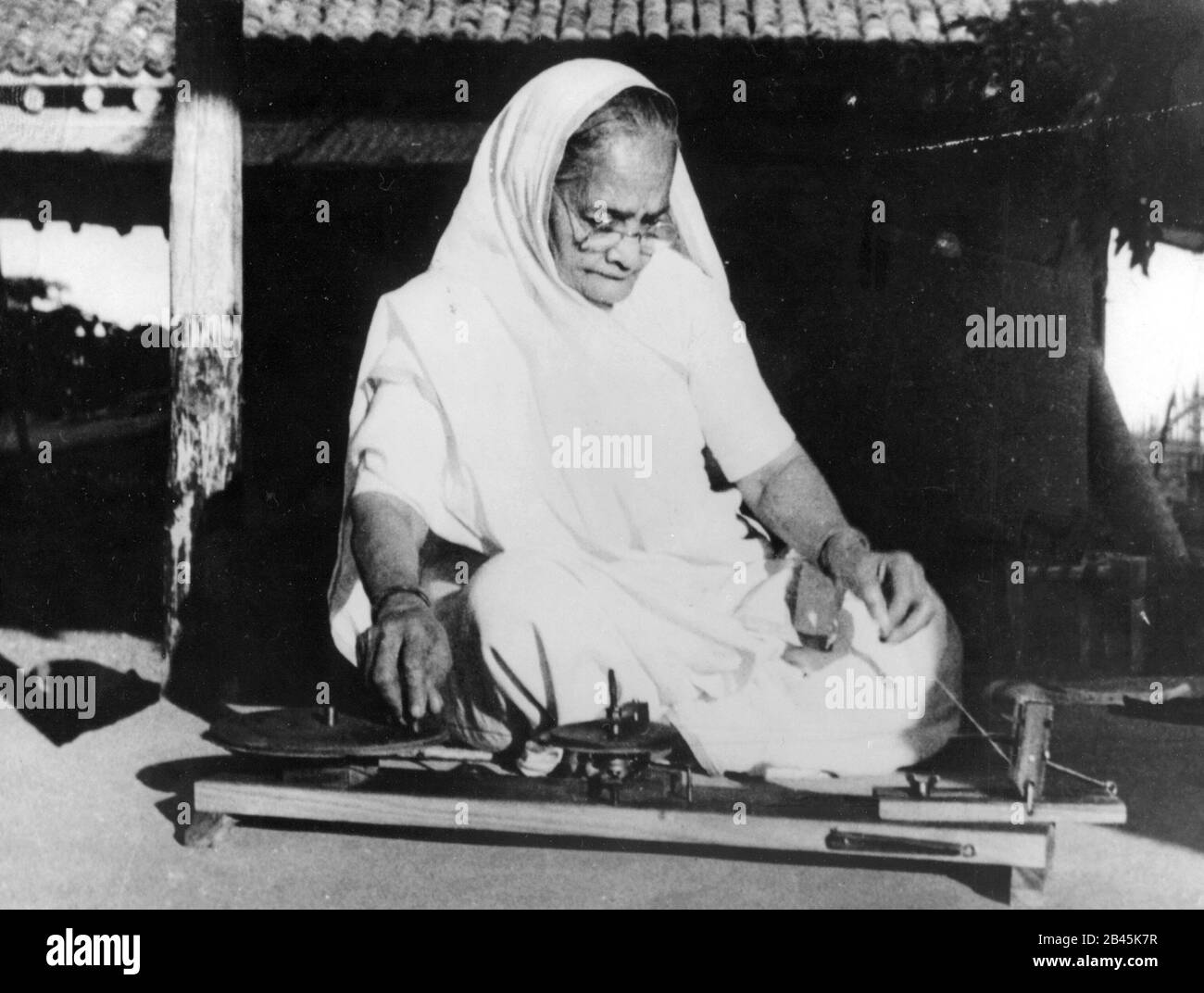 Kasturba Gandhi lavorando su ruota rotante, Sewagram Ashram, Wardha, Nagpur, Maharashtra, India, Asia, 1940, vecchia immagine del 1900 Foto Stock