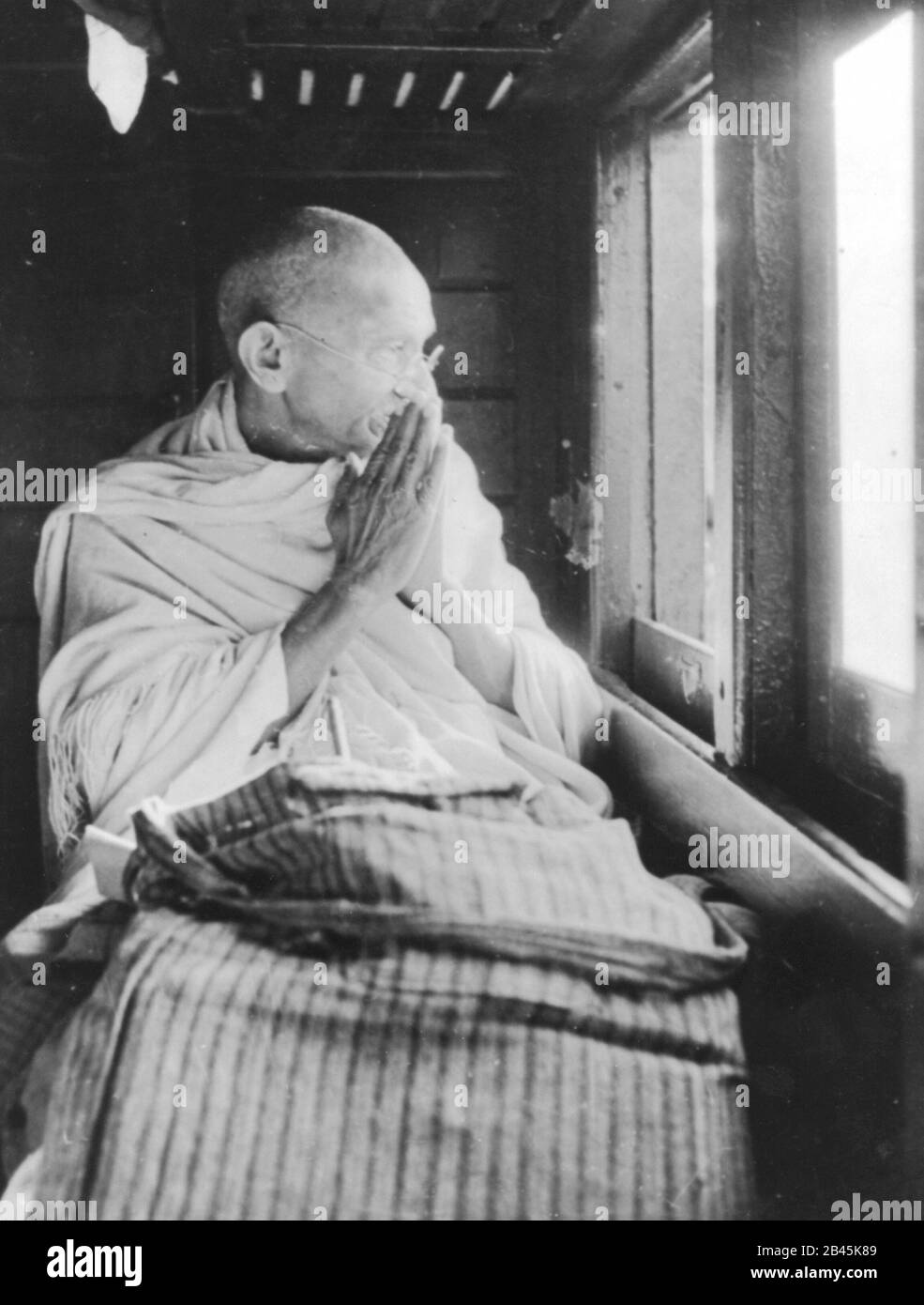 Mahatma Gandhi con le mani ripiegate saluto da trenino, India, anni '40, vecchia immagine del 1900 vintage Foto Stock