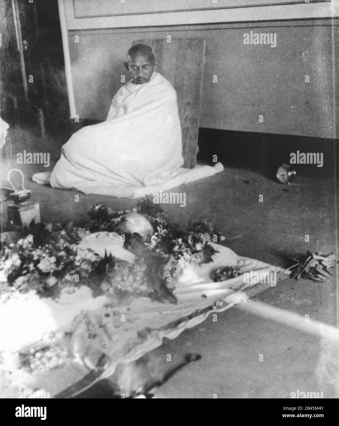 Mahatma Gandhi al letto della morte della moglie Kasturba Gandhi al Palazzo di Aga Khan, Poona, Pune, Maharashtra, India, Asia, 22 febbraio 1944, vecchia immagine del 1900 Foto Stock