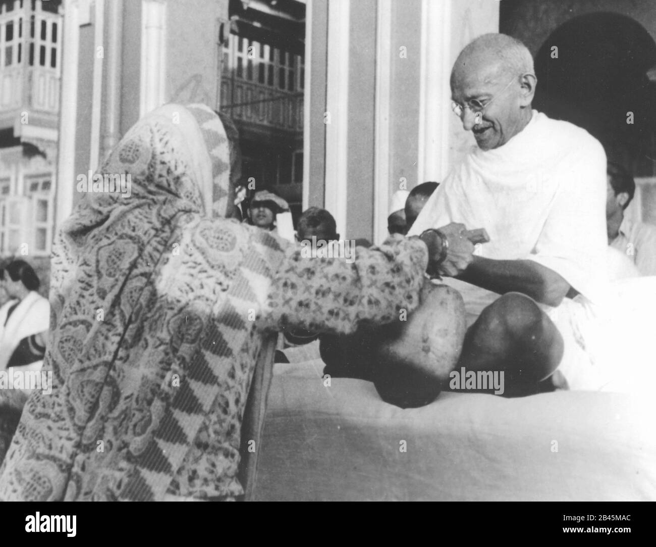 Mahatma Gandhi ad una riunione di preghiera, Bombay, Mumbai, Maharashtra, India, Asia, settembre 1944, immagine vecchia annata del 1900 Foto Stock