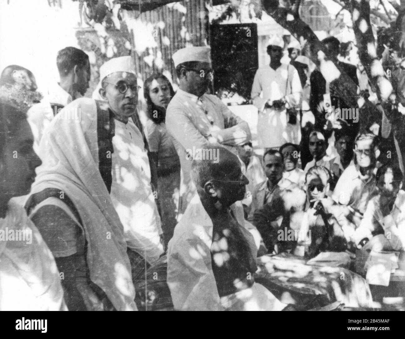 Mahatma Gandhi incontrare persone, India, 1940, vecchio quadro del 1900 vintage Foto Stock