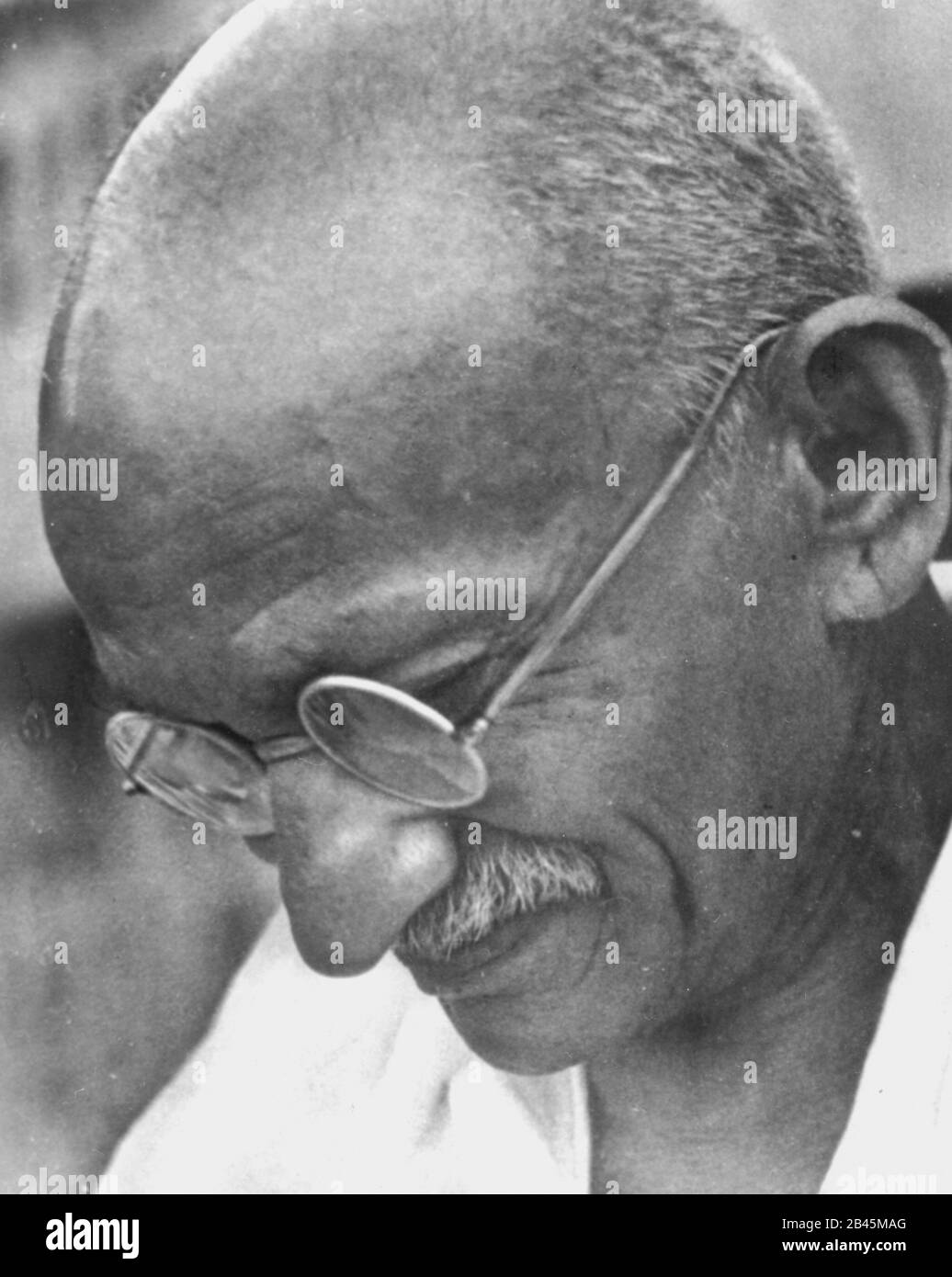 Mahatma Gandhi guardando verso il basso, ritratto, India, 1940, vecchia immagine del 1900 vintage Foto Stock