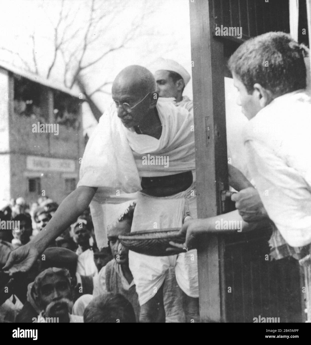 Mahatma Gandhi che raccoglie denaro per gli harijans alla stazione ferroviaria sulla sua strada per Assam, India, Asia, 1940, vecchia immagine del 1900 vintage Foto Stock