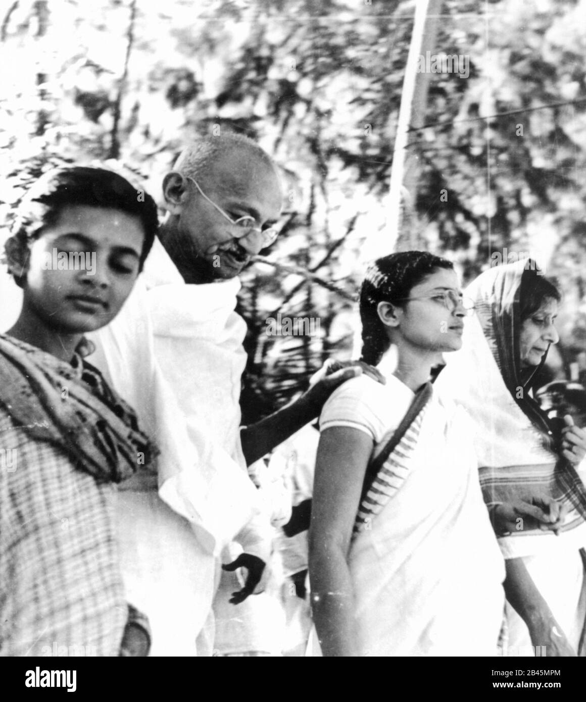 Mahatma Gandhi che cammina con il supporto di associati, India, 1940, vecchia immagine del 1900 vintage Foto Stock
