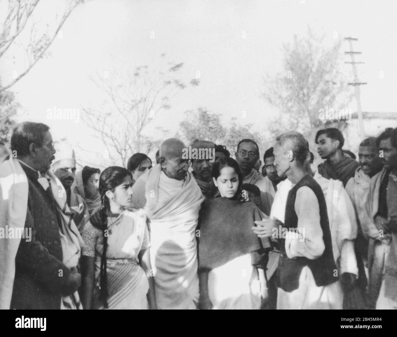 Mahatma Gandhi che parla con la gente nel suo giro ad Assam, India, Asia, 1940, vecchio quadro del 1900 dell'annata Foto Stock