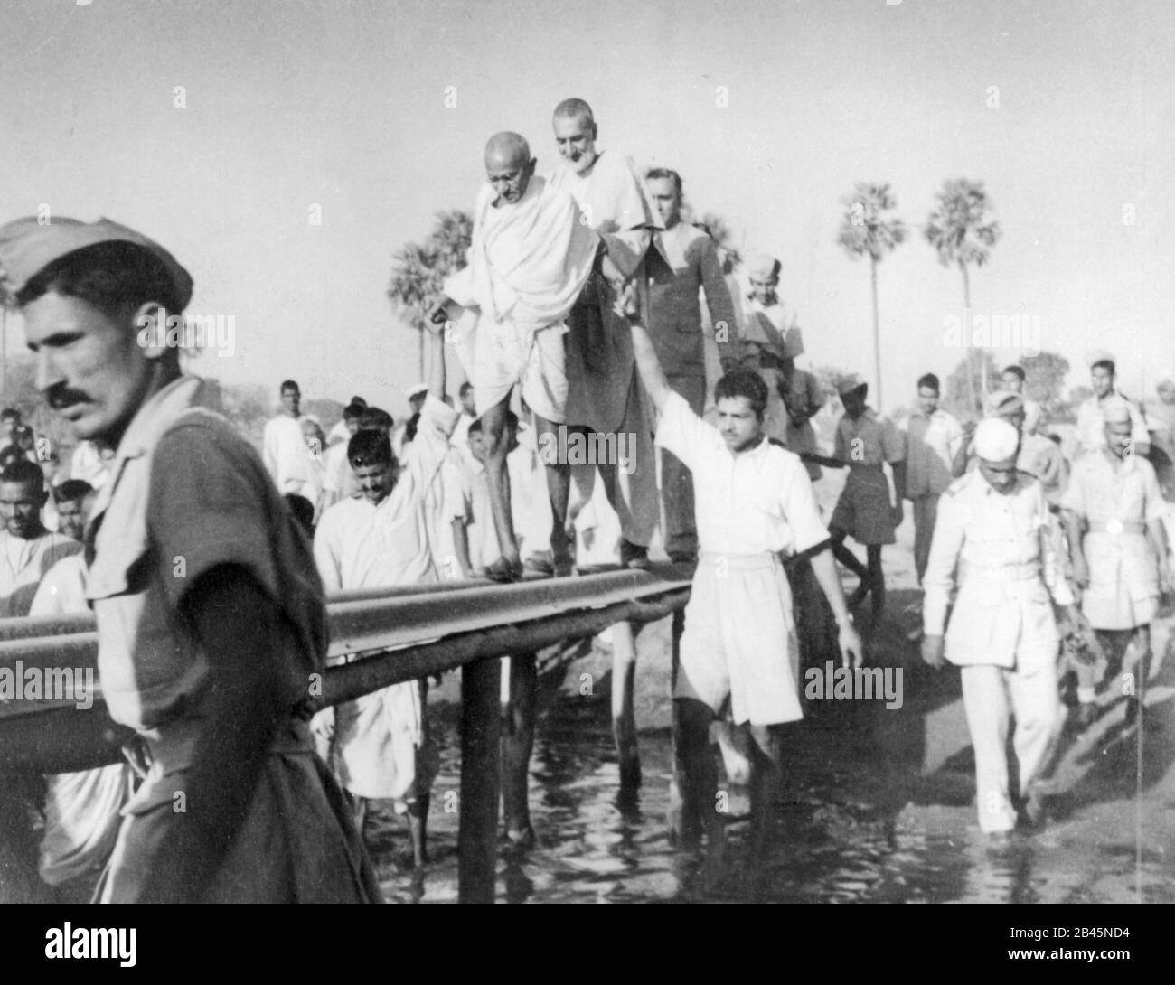 Mahatma Gandhi che attraversa il piccolo ponte di legno, Jahanabad, Bihar, India, Asia, marzo 1947, vecchia immagine del 1900 Foto Stock