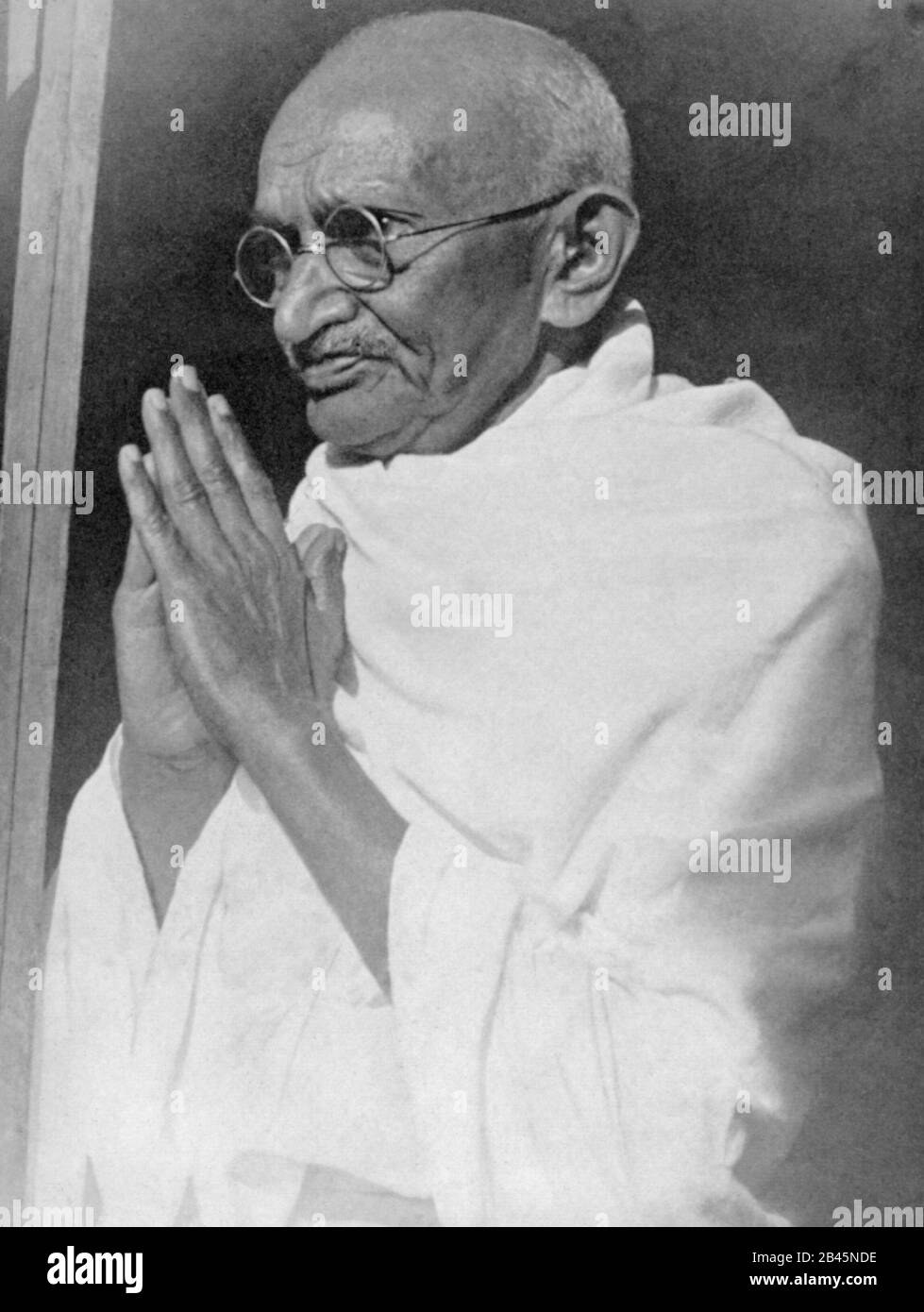 Mahatma Gandhi con le mani ripiegate saluto namaste, India, Asia, anni '40, vecchia immagine del 1900 Foto Stock