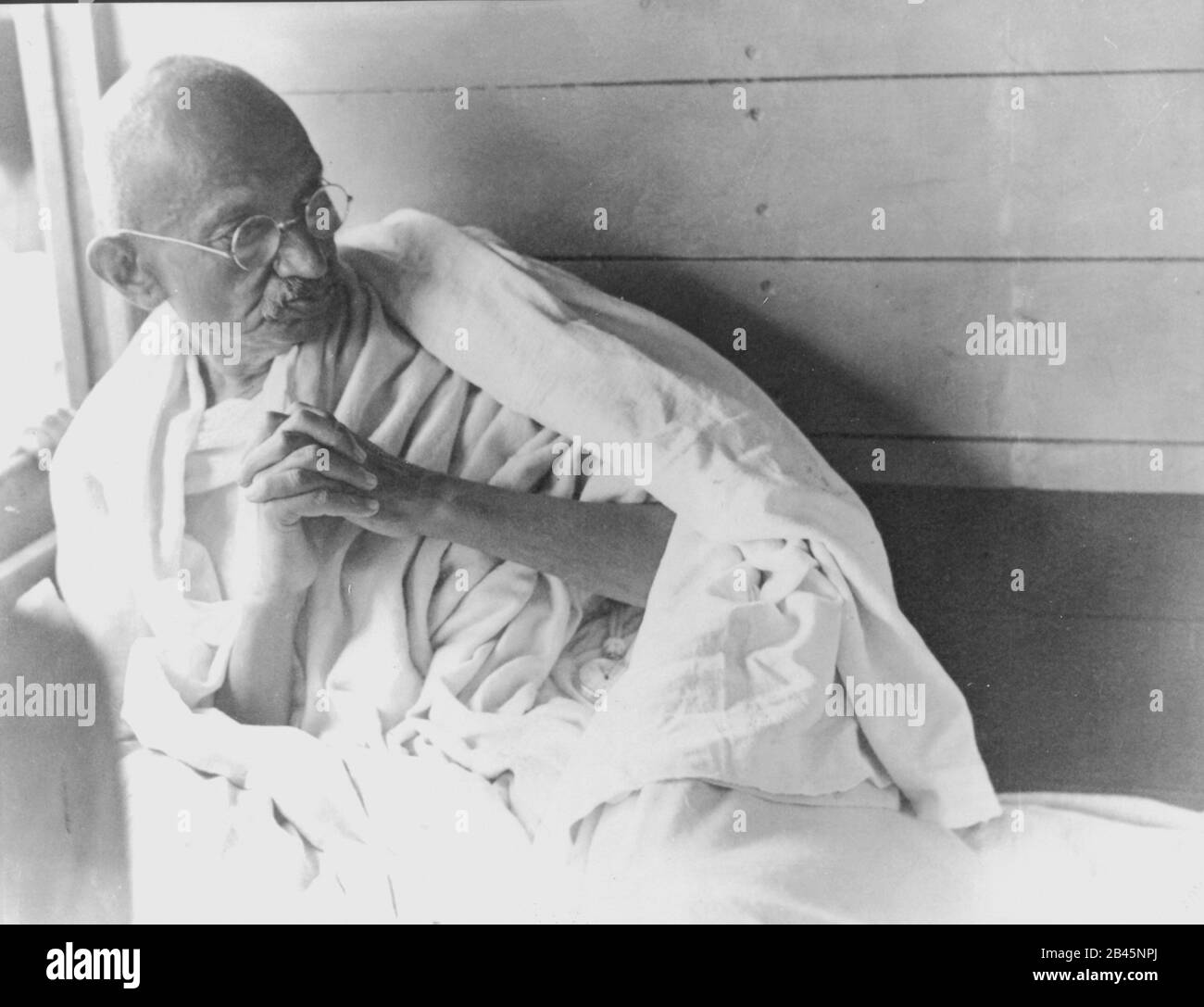 Mahatma Gandhi seduto nel compartimento del treno, India, vecchia immagine del 1900 vintage Foto Stock