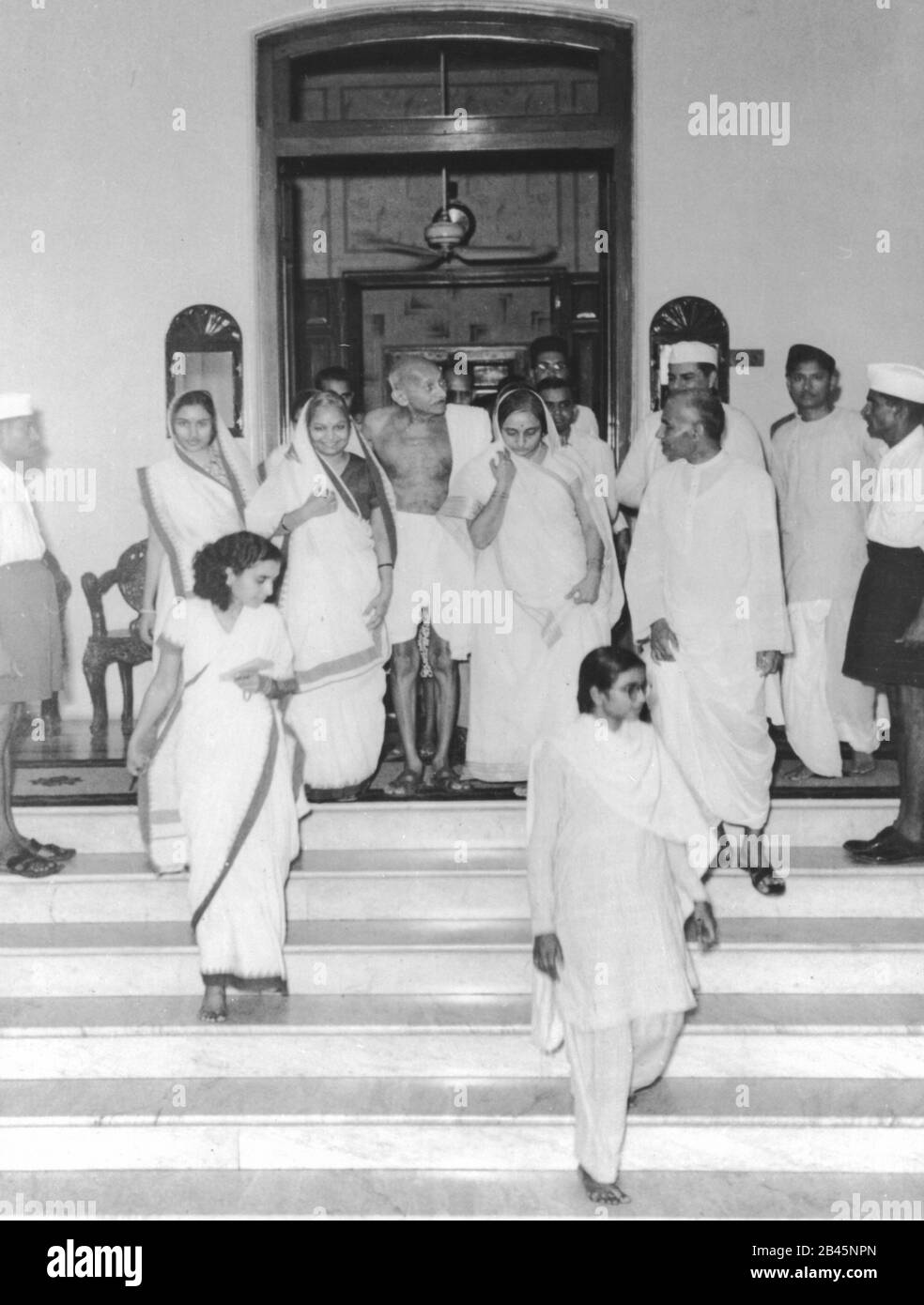 Mahatma Gandhi con associati, Birla House, Bombay, Mumbai, Maharashtra, India, vecchia immagine del 1900 Foto Stock