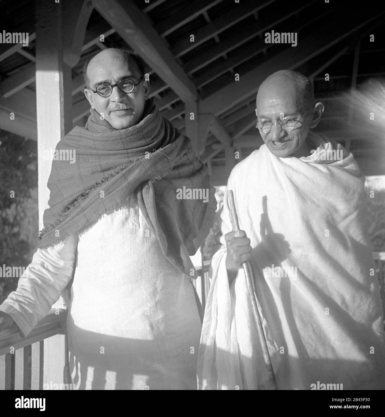 Mahatma Gandhi con il segretario Mahadev Desai a Bardoli , Gujarat , India , 1939, vecchia immagine del 1900 Foto Stock