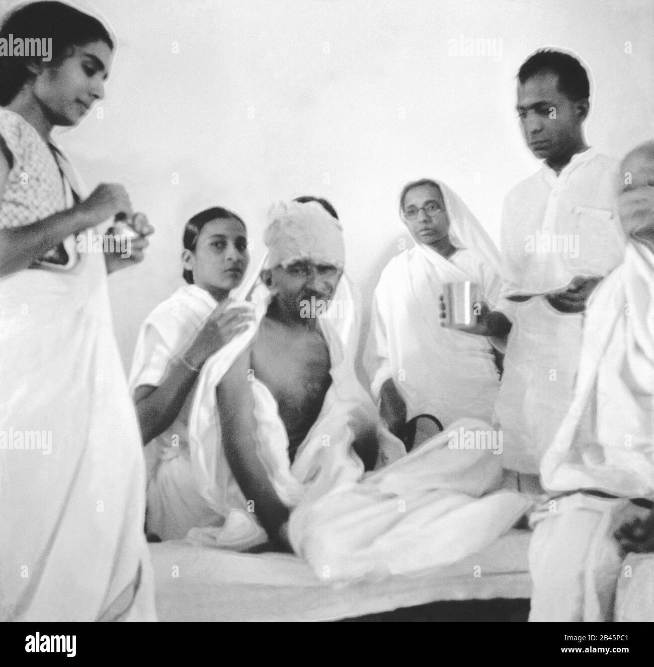 Mahatma Gandhi debole dopo il digiuno, Rajkot, Gujarat, India, Asia, 7 marzo 1939, vecchia immagine del 1900 Foto Stock