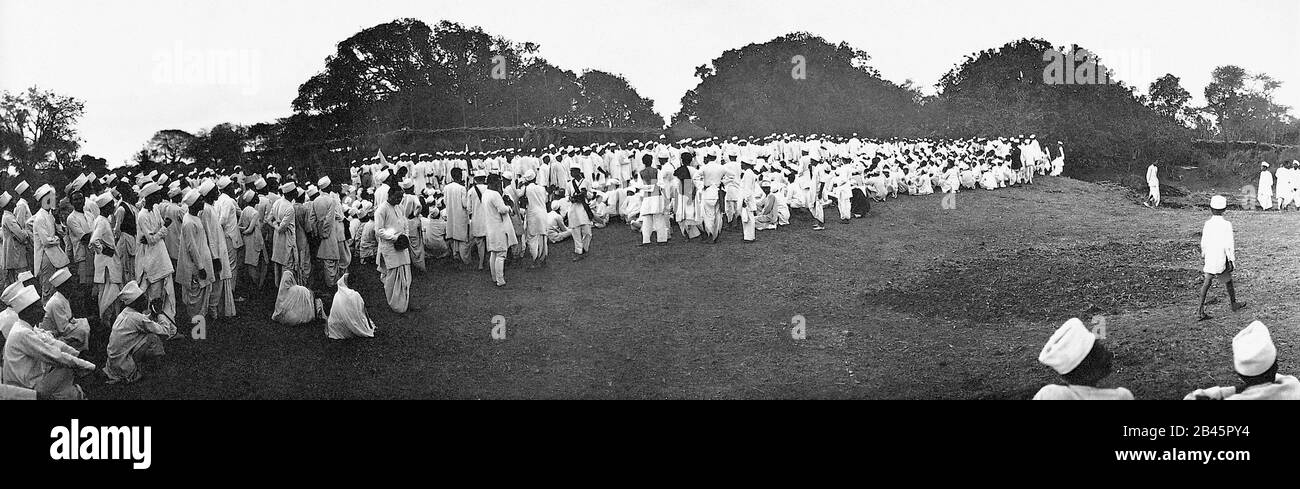 Salt Satyagraha di Mahatma Gandhi, folla per agitazione di sale al deposito di sale a Dandi, Gujarat, India, Asia, 21 maggio 1930, vecchia immagine del 1900 Foto Stock