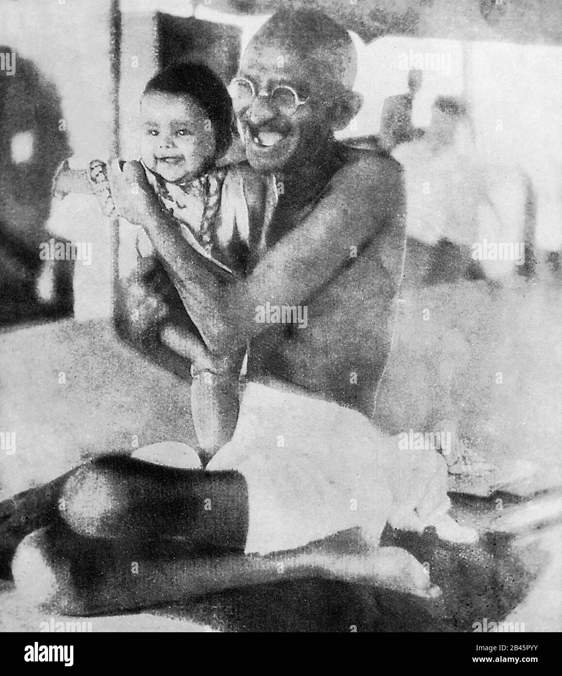 Mahatma Gandhi ridendo giocando con un bambino durante il suo viaggio sulla SS Rajputana, nave passeggeri britannica dell'oceano, settembre 1931, vecchia immagine del 1900 Foto Stock