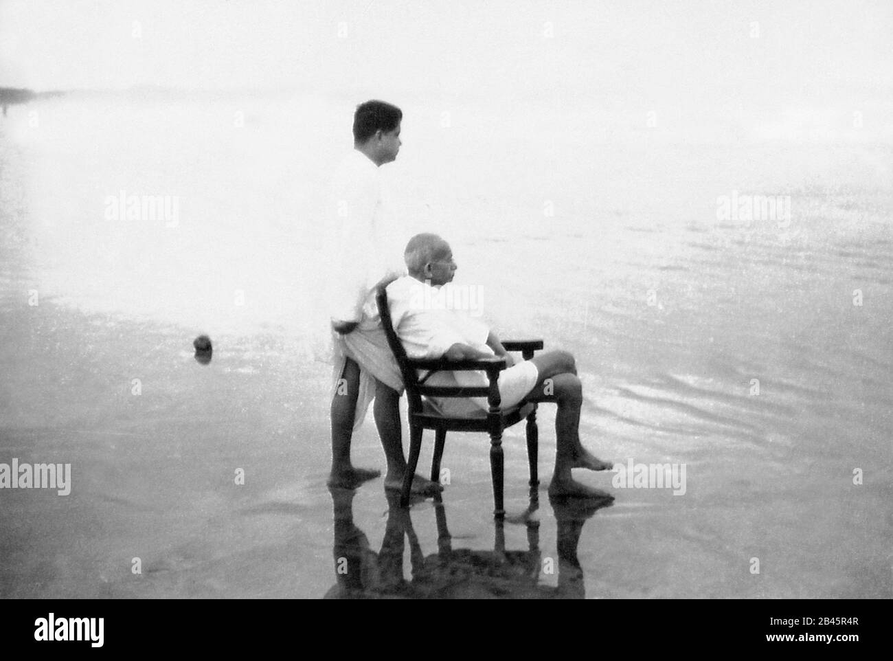 Mahatma Gandhi con suo figlio Devdas a Juhu Beach, Mumbai, Maharashtra, India, Asia, maggio 1944 - RILASCIO DEL MODELLO NON DISPONIBILE Foto Stock