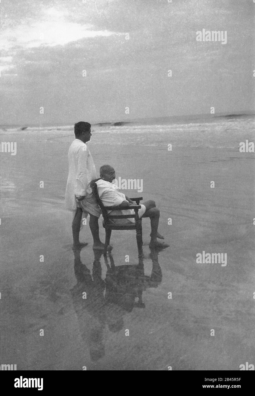 Mahatma Gandhi con suo figlio Devdas a Juhu Beach, Bombay, Mumbai, Maharashtra, India, Asia, maggio 1944, vecchia immagine del 1900 Foto Stock