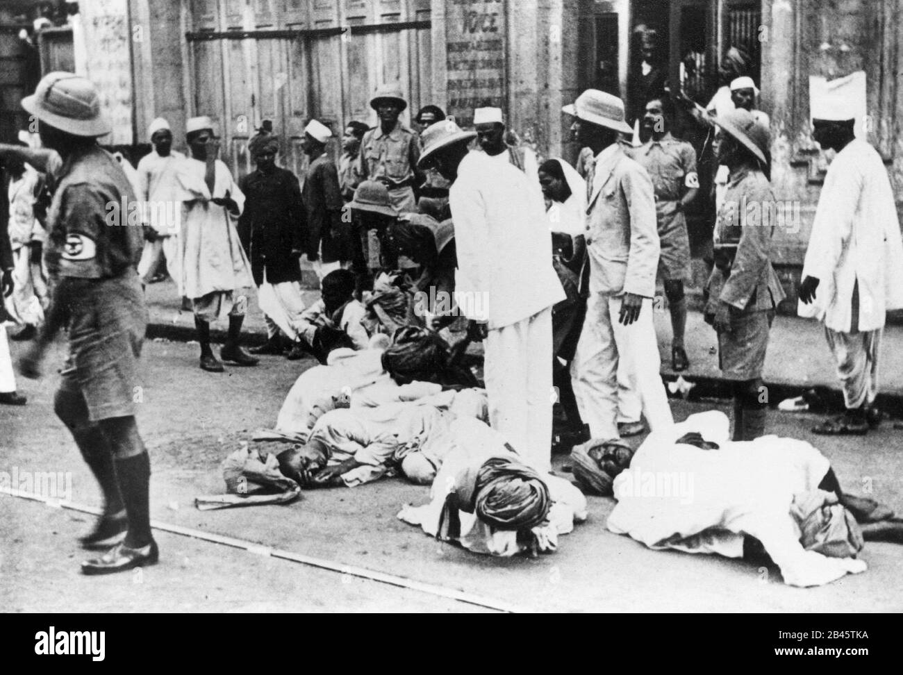 Freedom Fighters feriti dalla polizia britannica durante la lotta per l'Indipendenza, India, Asia, vecchia immagine del 1900 Foto Stock